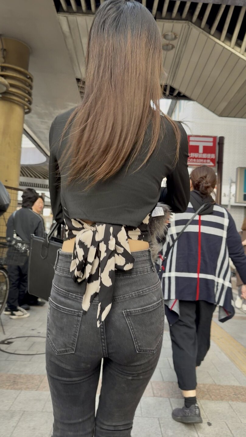 デニム女子コレクションVol.146 細いウエストを出した美尻デニムのお姉さんとグレーの美脚デニムのお姉さん