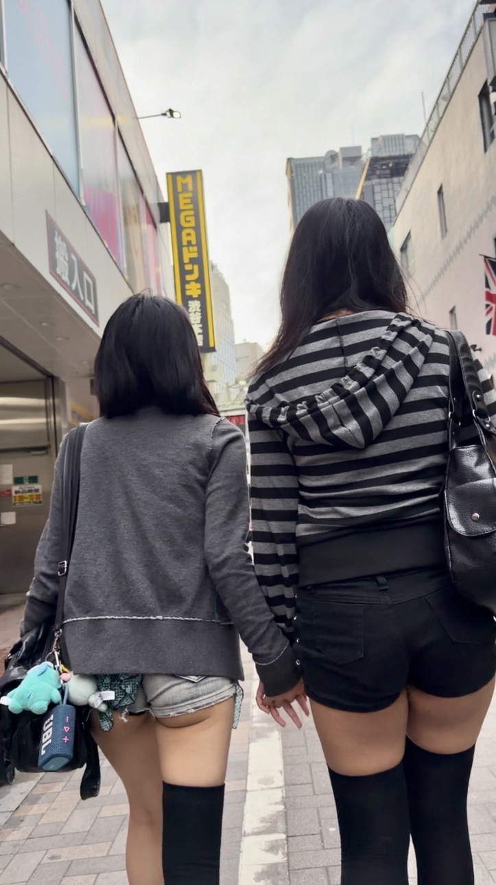 デニム女子コレクションVol.150 食い込み具合が最高なプリ尻ホットパンツのお姉さんと色白美脚のショーパンお姉さん