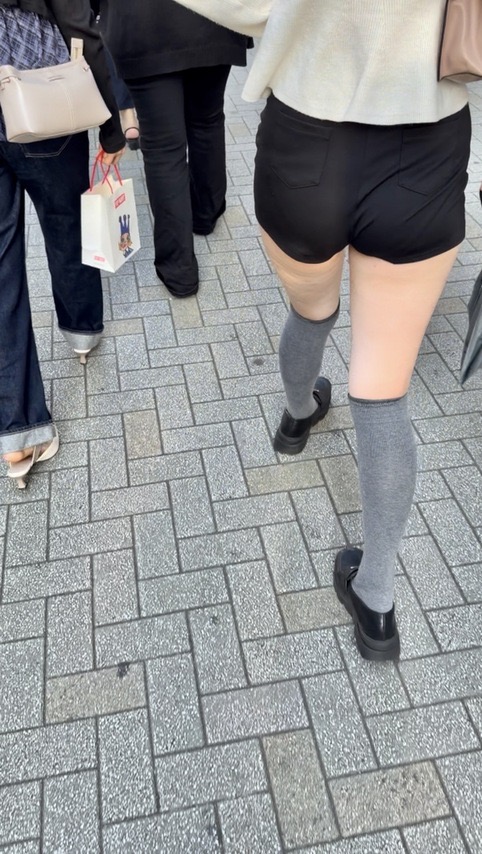 ヒップコレクションVol.103 美白の肌と黒のショーパン女子太ももの揺れがいやらしい