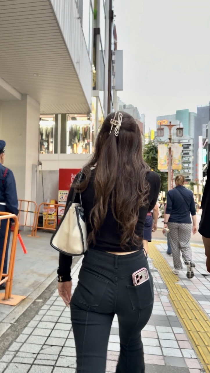 デニム女子コレクションVol.187 むっちっと美尻の黒デニムのお姉さん２選！