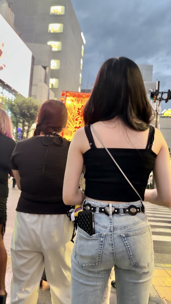 デニム女子コレクションVol.196 美スタイルの淡いブルーのフレアデニムのお姉さん２選！