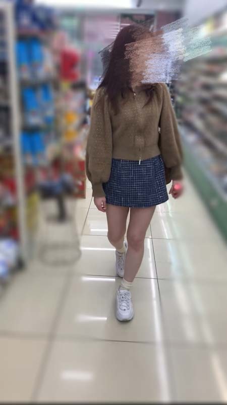 逆さパンチラ☆生足が眩しいお姉さんのミニスカの中身を拝見♡