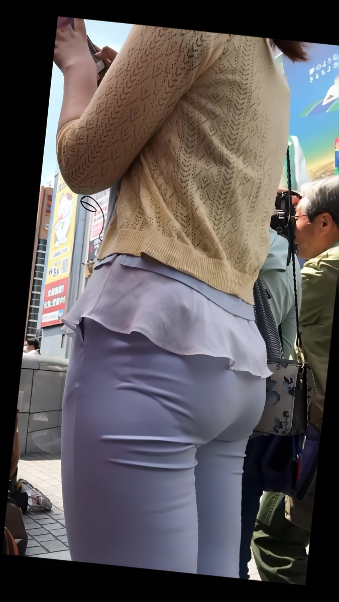 76パツパツすぎるエロ下半身お姉さん①