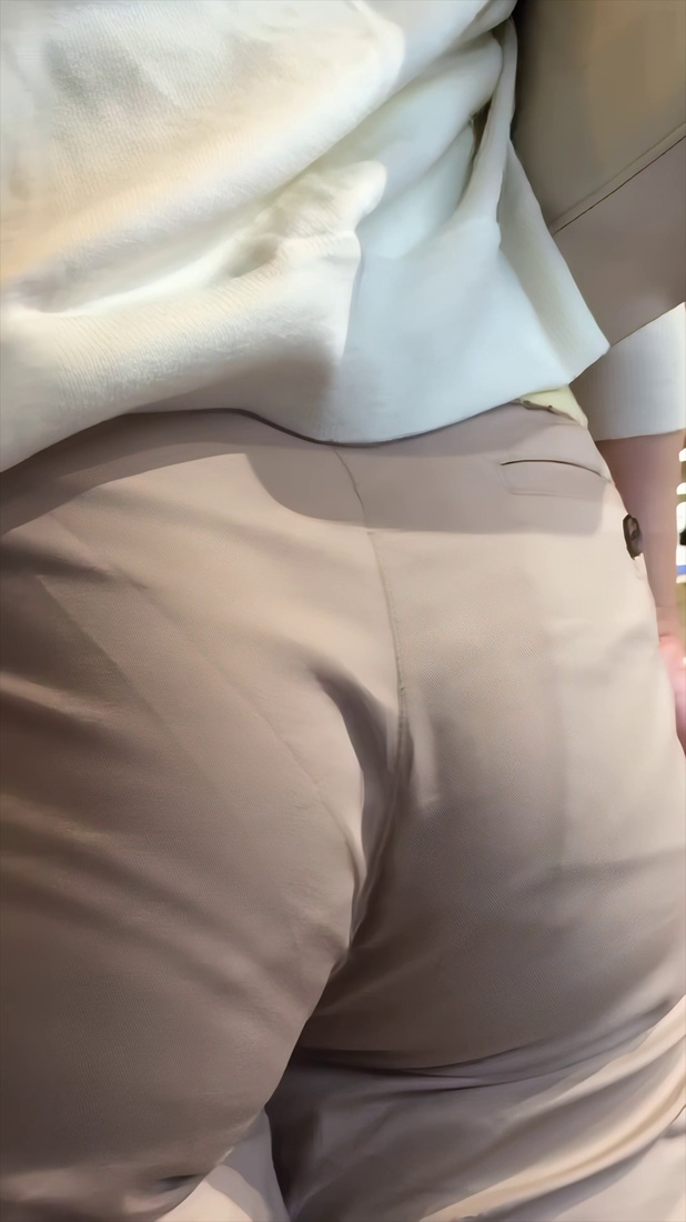 【再販】95デカい尻なのにうすいパンツを履いてしまいパンティラインがくっきりしてしまうお姉さん