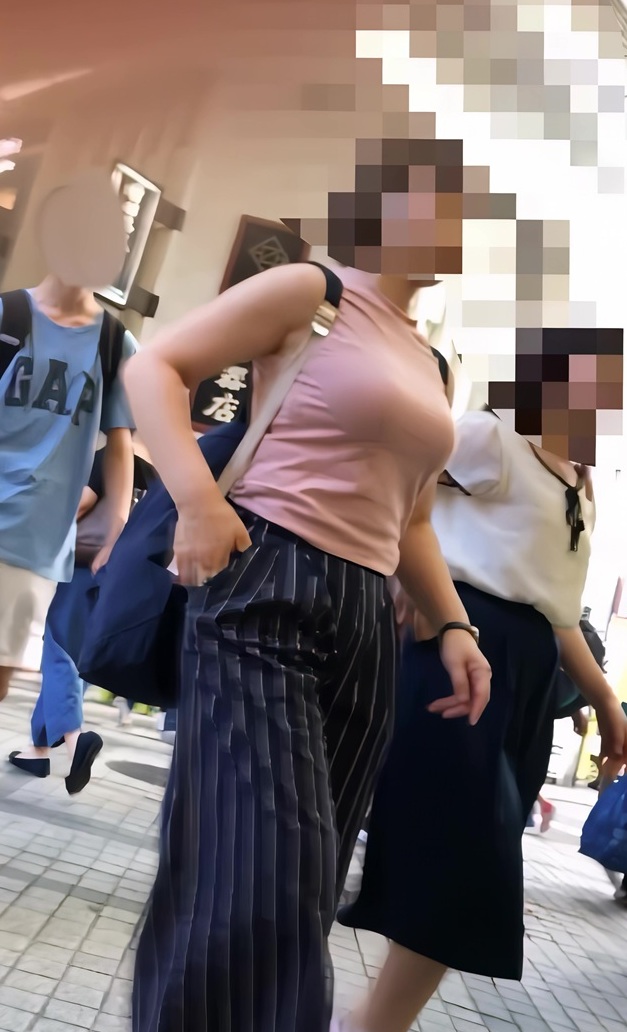 【再販】99健康的な巨乳を惜しげもなく見せてくれるお姉さん