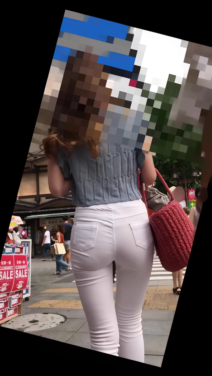 【再販】101真空パックされたエロ尻をしているせいで撮り師に乱入されるお姉さん