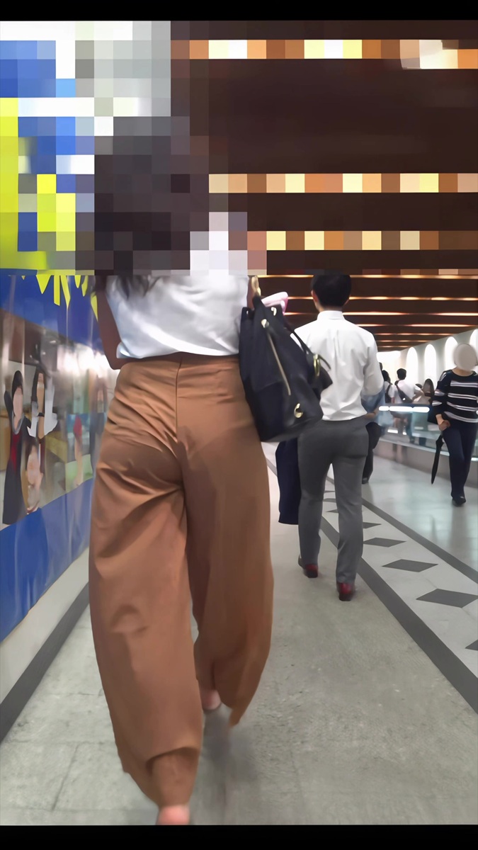 【再販】112エロくておしゃれなお姉さんが切れ味のいいパンティラインをさらしてくれた