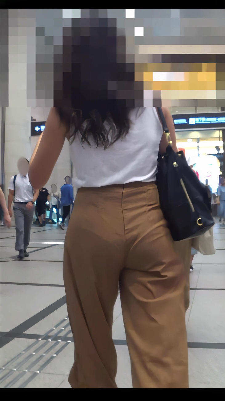 【再販】112エロくておしゃれなお姉さんが切れ味のいいパンティラインをさらしてくれた