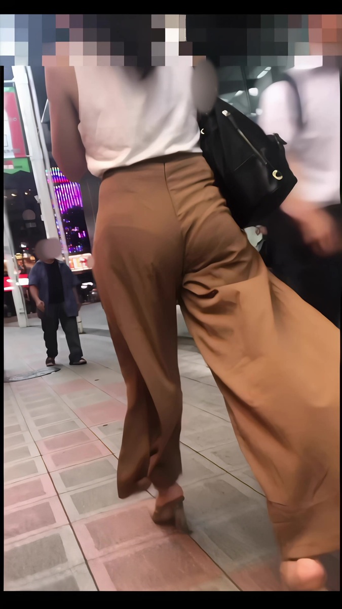 【再販】112エロくておしゃれなお姉さんが切れ味のいいパンティラインをさらしてくれた