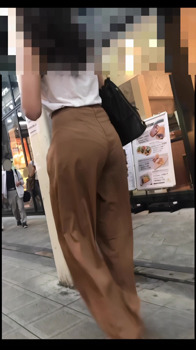 【再販】112エロくておしゃれなお姉さんが切れ味のいいパンティラインをさらしてくれた