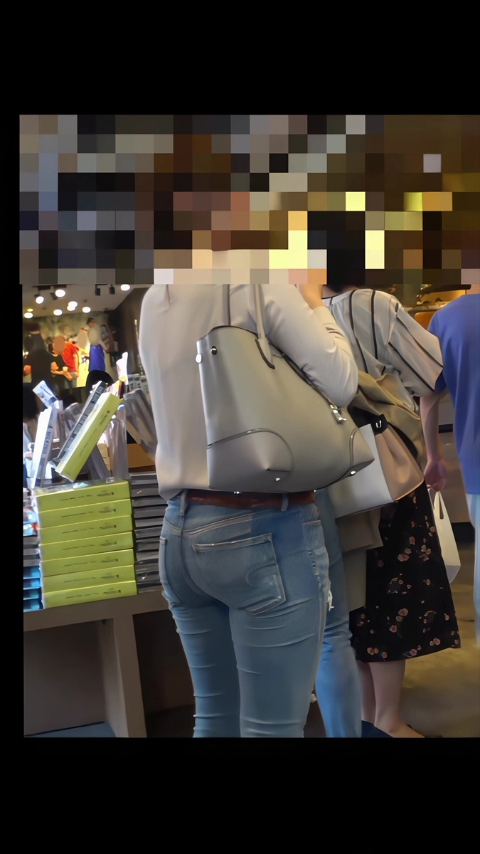 【再販】114はちきれそうな爆尻をデニムに詰め込むお姉さん