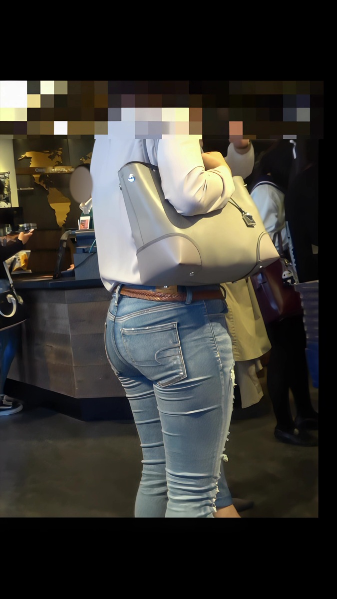 【再販】114はちきれそうな爆尻をデニムに詰め込むお姉さん