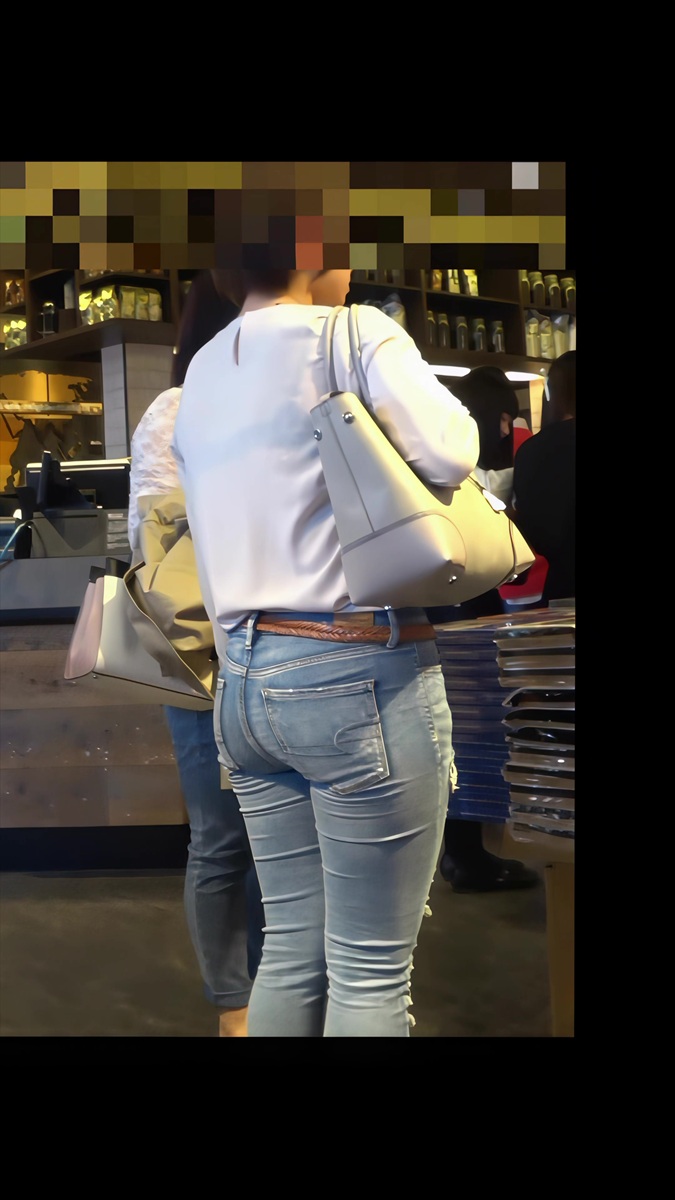 【再販】114はちきれそうな爆尻をデニムに詰め込むお姉さん