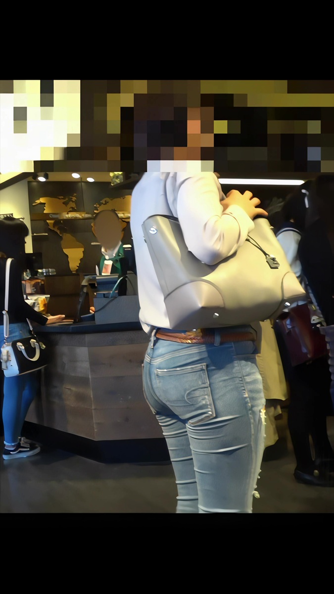 【再販】114はちきれそうな爆尻をデニムに詰め込むお姉さん