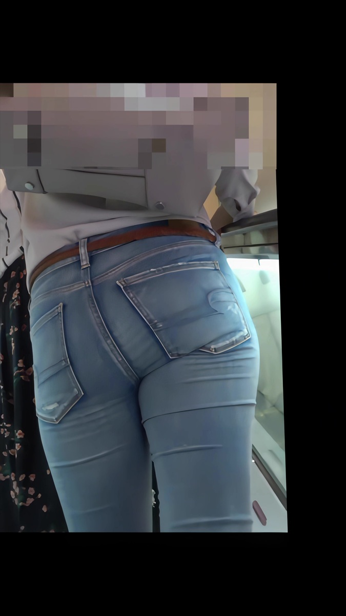 【再販】114はちきれそうな爆尻をデニムに詰め込むお姉さん