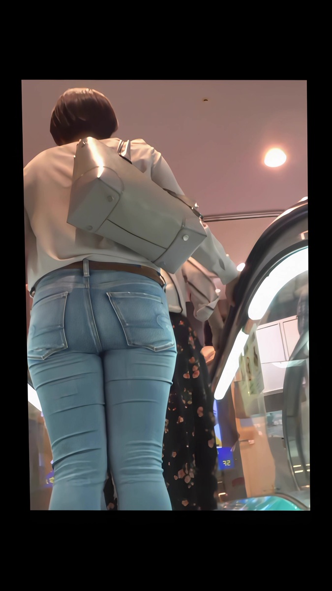 【再販】114はちきれそうな爆尻をデニムに詰め込むお姉さん