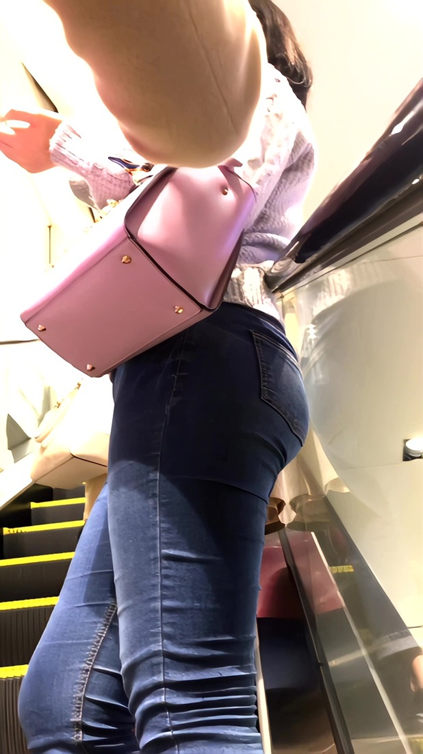 145クッソエロいデカ尻お姉さん