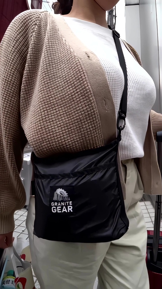 146パイスラして巨乳を寄せてくるお姉さん