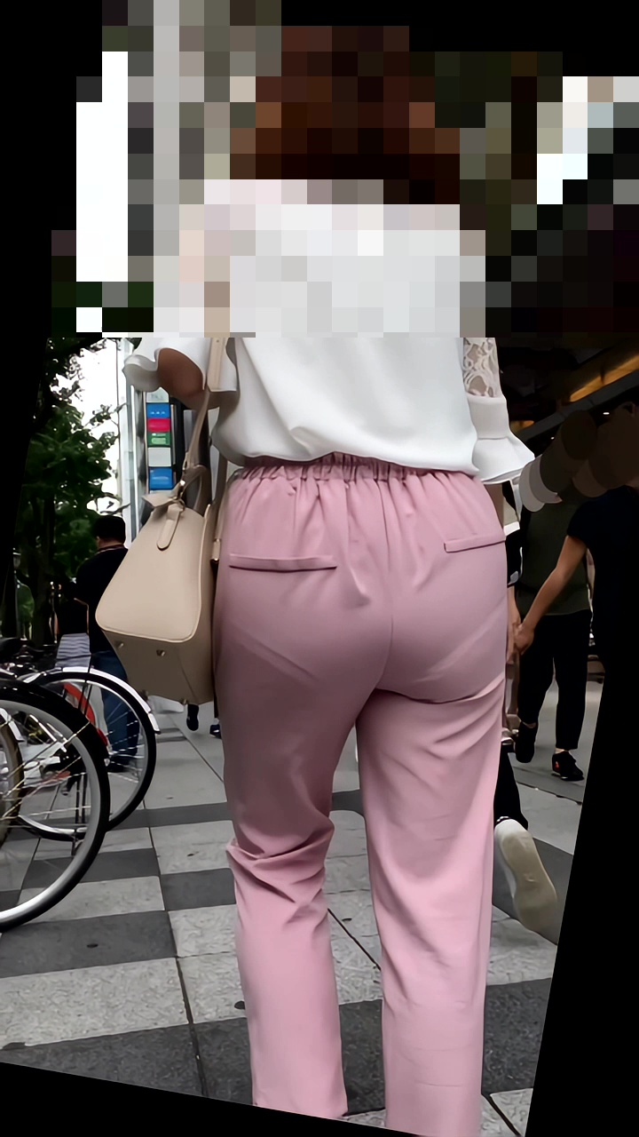 【再販】153パンティラインのくっきりさせるお姉さんと尻をかいてしてしまうお姉さん