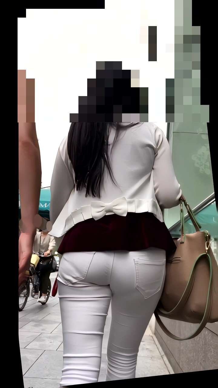 【再販】153パンティラインのくっきりさせるお姉さんと尻をかいてしてしまうお姉さん