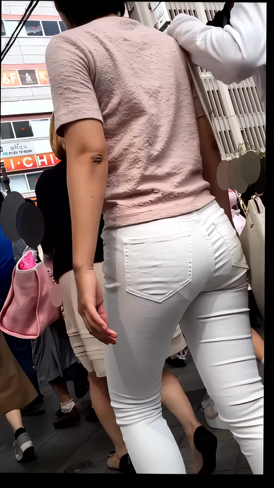 【再販】200むちむちの白パンツギャル２名