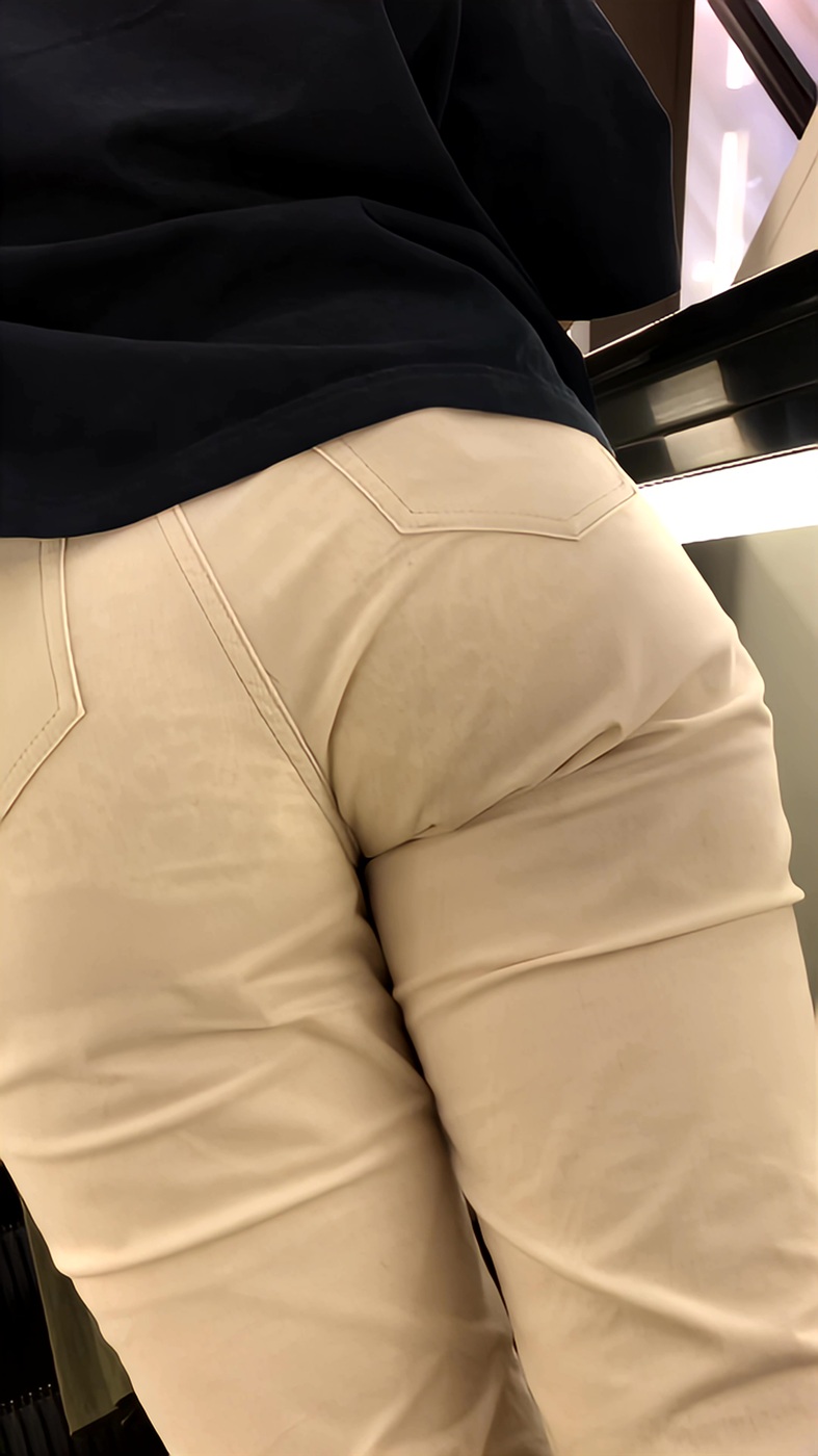 【再販】221レースのパンティラインがエロいお姉さんと神スタイルの銀髪ギャル