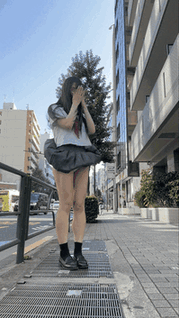 制服モンローぱんちら！めくれすぎて通行人の好奇の目に晒されてきたよｗ