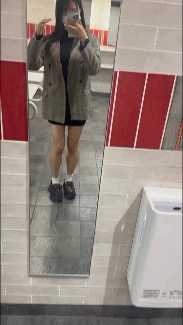 超ミニスカワンピで電車内逆さ撮りぱんちら( ⸝⸝•ᴗ•⸝⸝ )