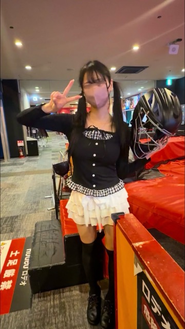 立ってるだけでおしりがみえちゃう激ヤバミニスカでス○ッチャでぱんちら撮ってきたよ(*^-'*)♡