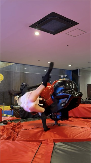 立ってるだけでおしりがみえちゃう激ヤバミニスカでス○ッチャでぱんちら撮ってきたよ(*^-'*)♡