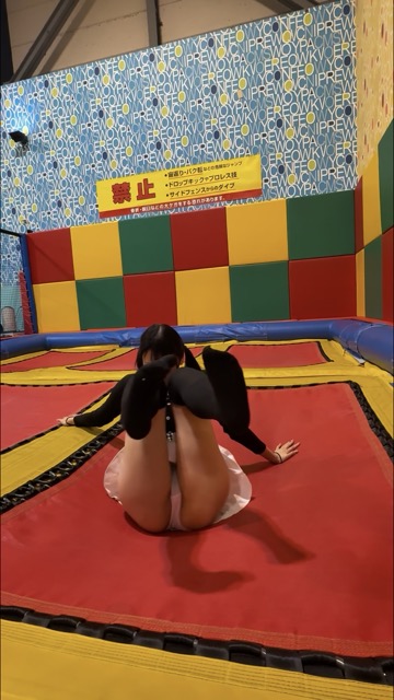 立ってるだけでおしりがみえちゃう激ヤバミニスカでス○ッチャでぱんちら撮ってきたよ(*^-'*)♡