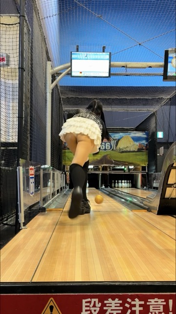 立ってるだけでおしりがみえちゃう激ヤバミニスカでス○ッチャでぱんちら撮ってきたよ(*^-'*)♡