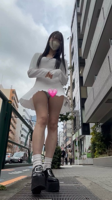 ちょっとめくれすぎなんだけどΣ(゚д゚)清楚の証の白ワンピなのに