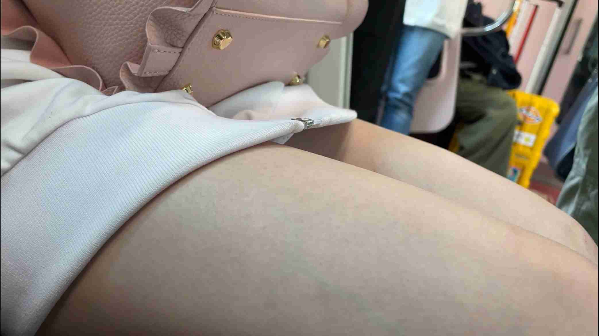 【再販】大きな上着から飛び出たエロ太もも女子大生3人をget！！