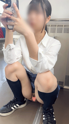【パン撮記29】電車の制服女子!ヒモパンほどけてノーパンに!?おま⚪︎こ丸出しで素知らぬ顔がヌケる〜!