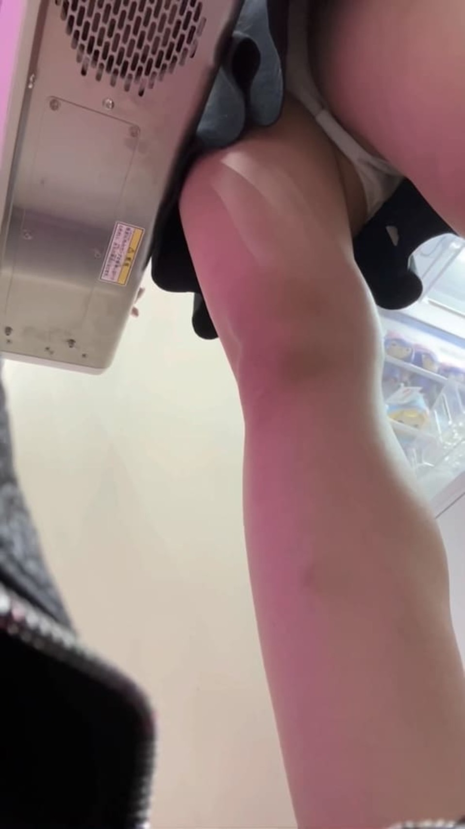 【スマホ撮り】ゲーセンvol.1     高級ブランドバックのお姉さんミニスカ女子〜