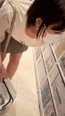 【ノーブラ揉みVOL.13】ノーブラ美乳JDを店内で揉みまくり ！押し倒し逃げ場無し→大量ぶっかけ！！