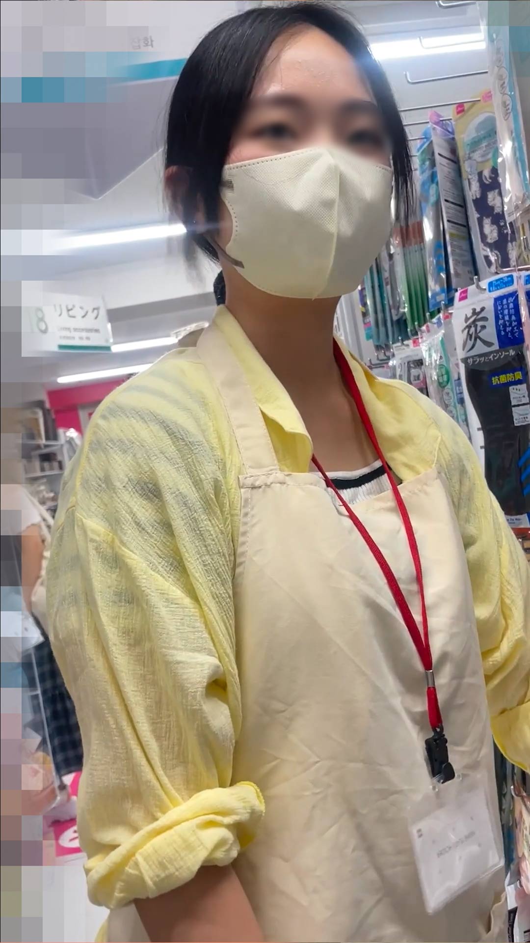 【働く女性の胸ちら ver.2】 〜日用品店で働くド真面目な女子大生の胸ちら〜