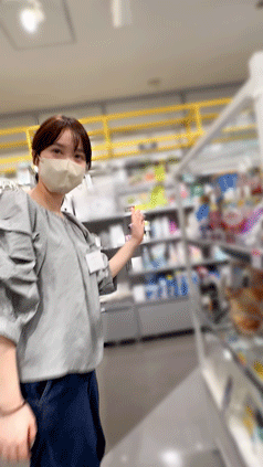 【働く女性の胸ちら ver.5】〜雑貨屋で働く肩出し美女の胸ちら〜