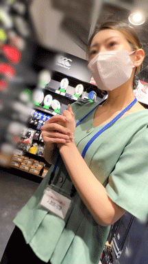 【働く女性の胸ちら ver.6】｟粘着｠ 〜スポーツ用品店で働くS級美女の胸ちら〜 part2