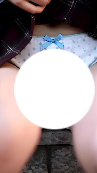 【AI創作パンチラシチュエーション Vol.3】強風ハプニング&階段で晒す水玉パンツ【風&座りパンチラ】