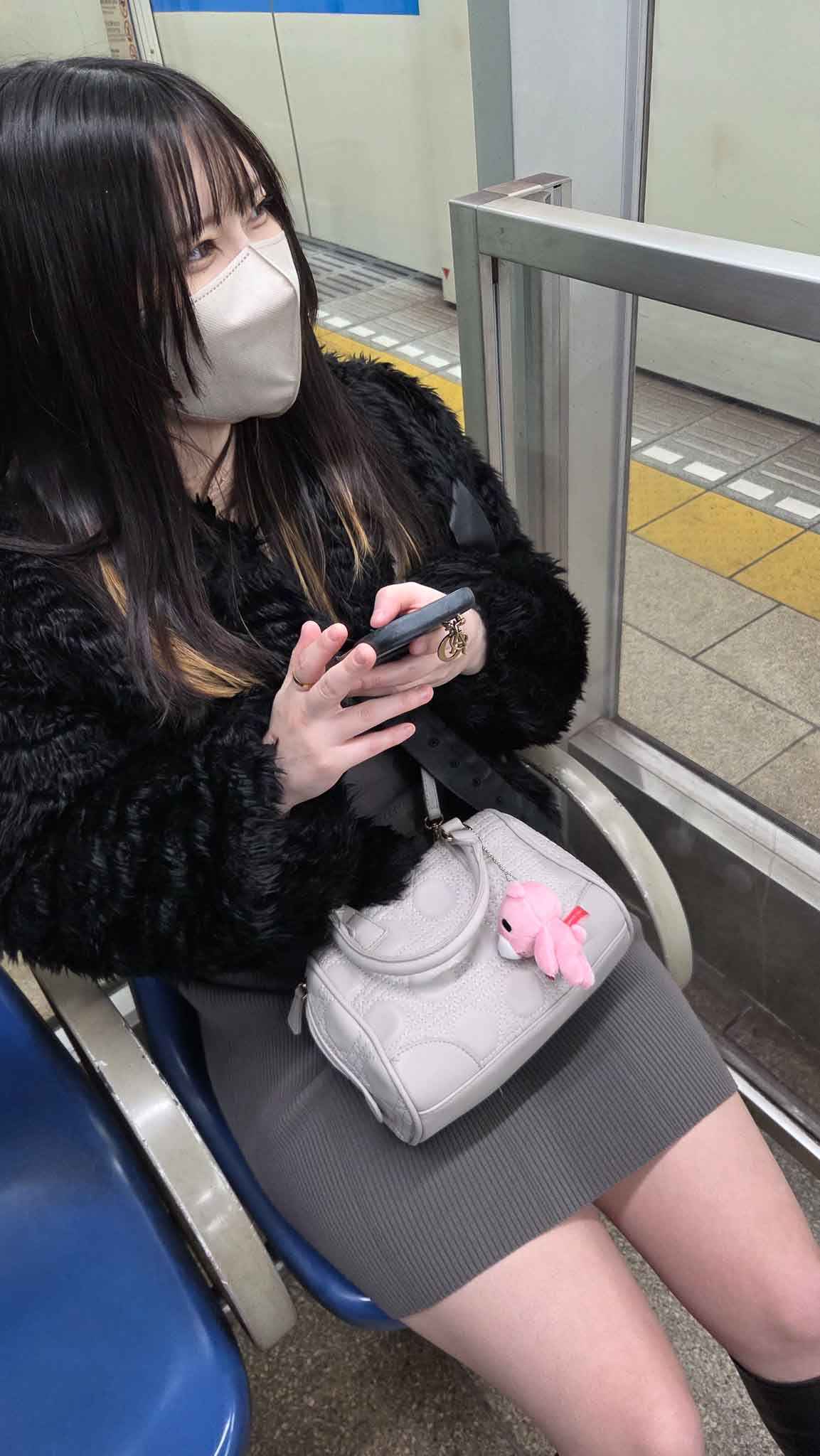 黒Tバック食い込み美女を電車内盗撮→気づいてから逆に見せつけ！階段でじっくりパンツ鑑賞＋野外露出特典
