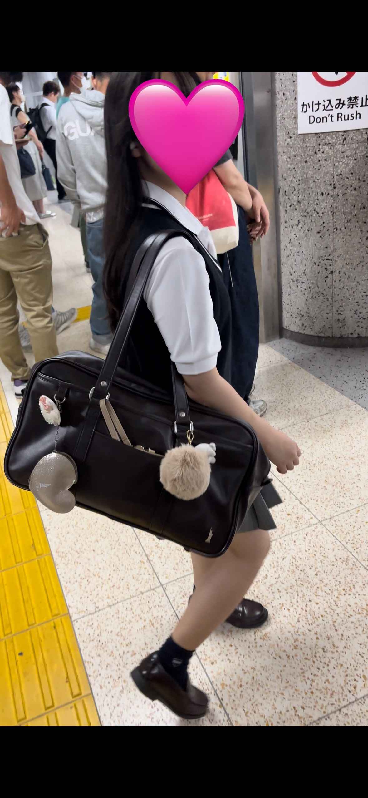 駅内逆さ撮り　アイドル級のビジュアル女子〇生を後ろから逆さ撮り！可愛い下着が丸見え