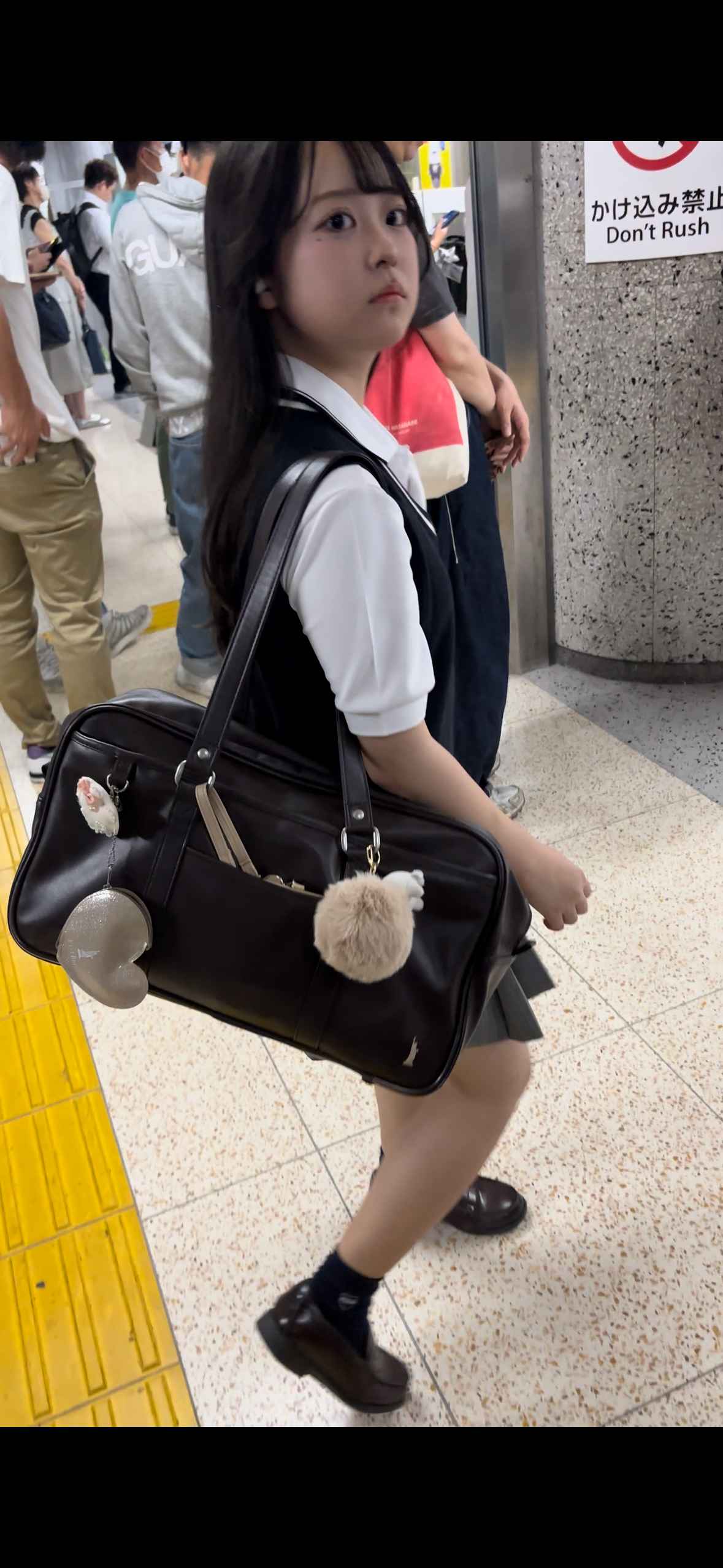駅内逆さ撮り　アイドル級のビジュアル女子〇生を後ろから逆さ撮り！可愛い下着が丸見え