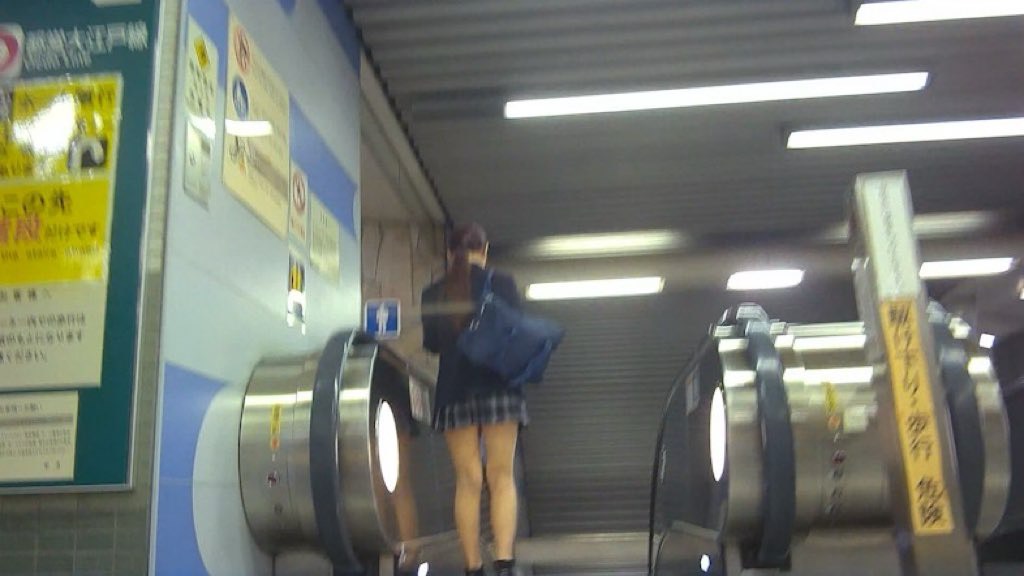 撮ってしまった10 tikto○に出てきそうなカースト上位3人ミニスカートの中を集めてしまった 2人生Pと3人収録