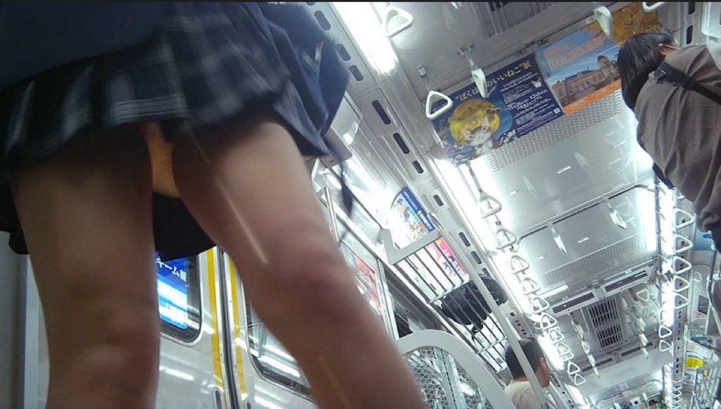 撮ってしまった10 tikto○に出てきそうなカースト上位3人ミニスカートの中を集めてしまった 2人生Pと3人収録