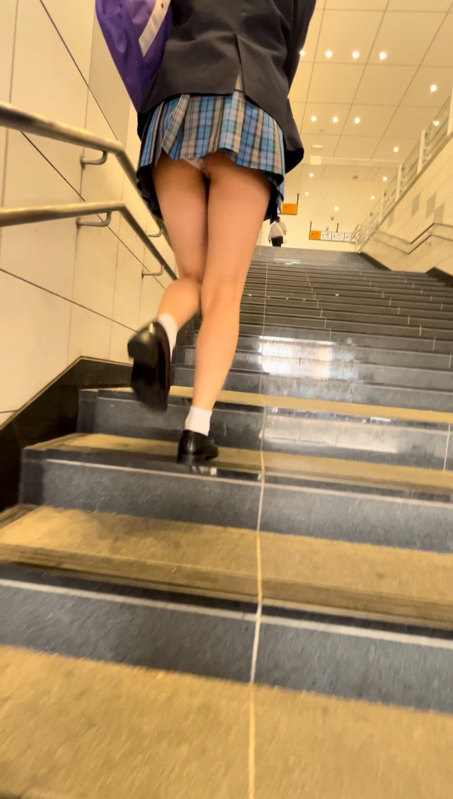 ミニスカ青チェ激カワ女子現る!!