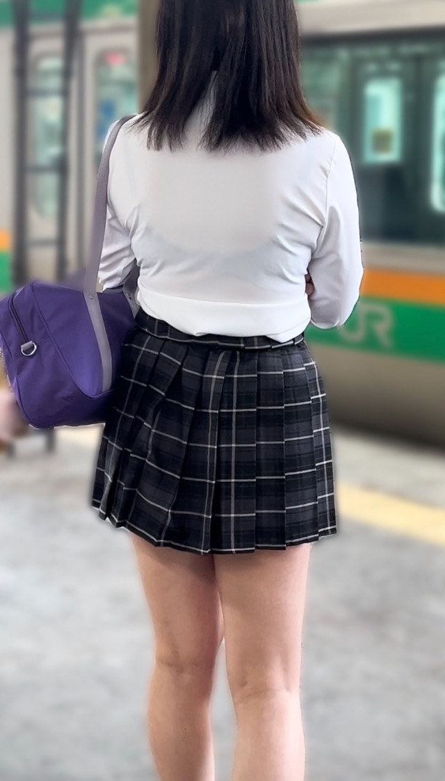 Pcolle PPV ブラ透け【制服女子】電車内対面とう〇つ成功！ぱんつは派手柄？！22分間の奇跡！