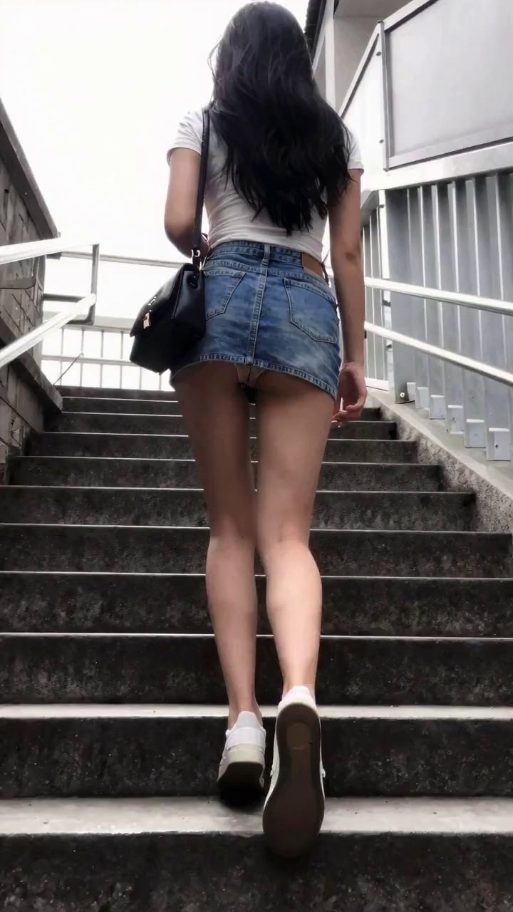 【目を惹く瞬間】デニムミニスカートJDの対面パンチラ動画