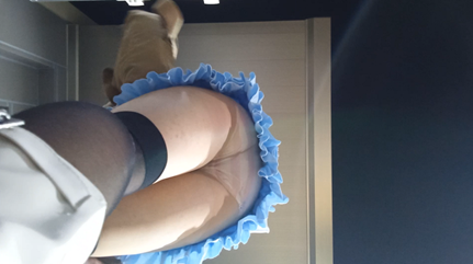 【盗撮風】#2　興味本位でエレベーターにてミニスカ縞パンを盗撮。